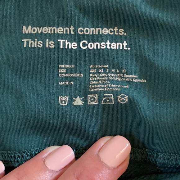 Aritzia the Constant leggings in green. Size xs - Picture 3 of 4